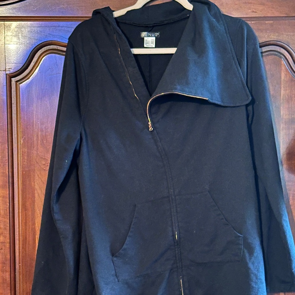 BLACK VENUS ZIP LIGHTWEIGHT JACKET. BLACK